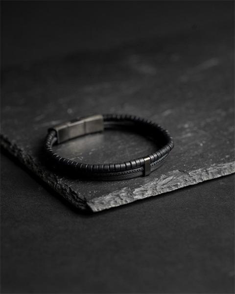 Dreifaches Armband mit italienischem Leder und 2 mm schwarzen Achatsteinen - Triplux Black